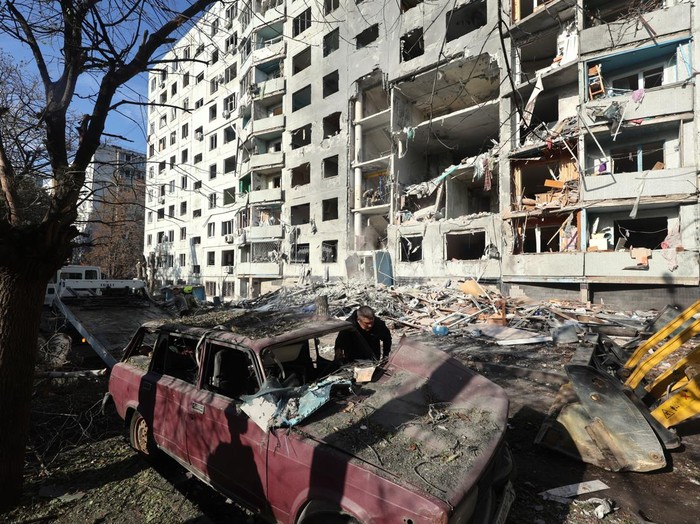 A rescuer works to deal with the aftermath of a Russian glide bomb strike on a multi-storey residential building in Kharkiv, Ukraine, on September 28, 2026. Russian forces launched glide bomb strikes on the Kyivskyi and Saltivskyi districts of Kharkiv, with one bomb hitting the apartment building. More than 35 people, including children, were injured in the attack (Photo by Viacheslav Madiievskyi/Ukrinform/NurPhoto via Getty Images)