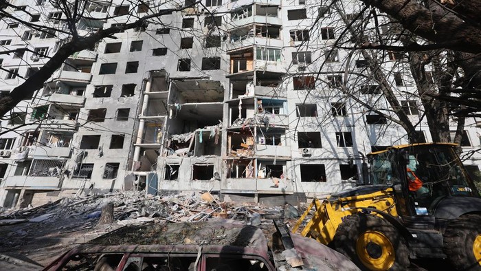 A rescuer works to deal with the aftermath of a Russian glide bomb strike on a multi-storey residential building in Kharkiv, Ukraine, on September 28, 2026. Russian forces launched glide bomb strikes on the Kyivskyi and Saltivskyi districts of Kharkiv, with one bomb hitting the apartment building. More than 35 people, including children, were injured in the attack (Photo by Viacheslav Madiievskyi/Ukrinform/NurPhoto via Getty Images)