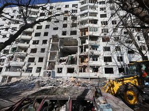 Apartemen di Kharkiv Rusak Parah Dihantam Rudal Rusia