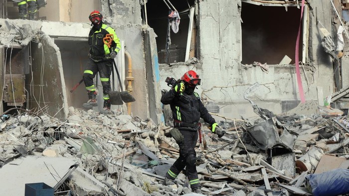 Apartemen di Kharkiv Rusak Parah Dihantam Bom Rusia A rescuer works to deal with the aftermath of a Russian glide bomb strike on a multi-storey residential building in Kharkiv, Ukraine, on September 28, 2026. Russian forces launched glide bomb strikes on the Kyivskyi and Saltivskyi districts of Kharkiv, with one bomb hitting the apartment building. More than 35 people, including children, were injured in the attack (Photo by Viacheslav Madiievskyi/Ukrinform/NurPhoto via Getty Images)