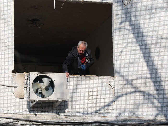 Apartemen di Kharkiv Rusak Parah Dihantam Bom Rusia A rescuer works to deal with the aftermath of a Russian glide bomb strike on a multi-storey residential building in Kharkiv, Ukraine, on September 28, 2026. Russian forces launched glide bomb strikes on the Kyivskyi and Saltivskyi districts of Kharkiv, with one bomb hitting the apartment building. More than 35 people, including children, were injured in the attack (Photo by Viacheslav Madiievskyi/Ukrinform/NurPhoto via Getty Images)
