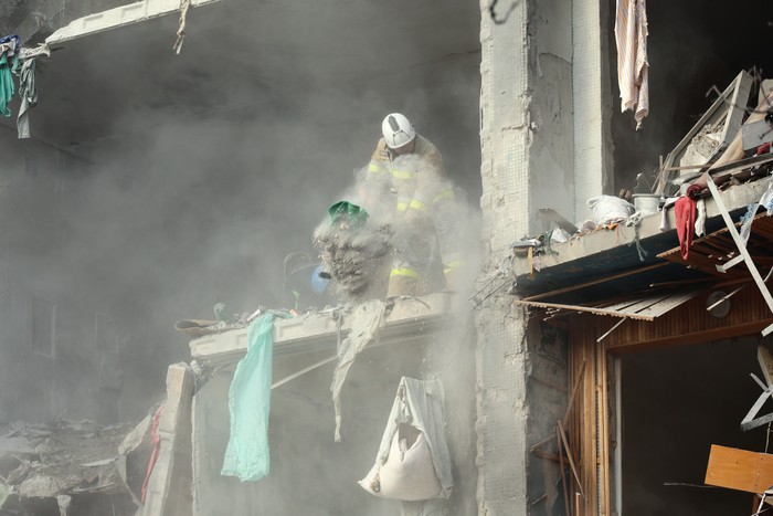 A rescuer works to deal with the aftermath of a Russian glide bomb strike on a multi-storey residential building in Kharkiv, Ukraine, on September 28, 2026. Russian forces launched glide bomb strikes on the Kyivskyi and Saltivskyi districts of Kharkiv, with one bomb hitting the apartment building. More than 35 people, including children, were injured in the attack (Photo by Viacheslav Madiievskyi/Ukrinform/NurPhoto via Getty Images)