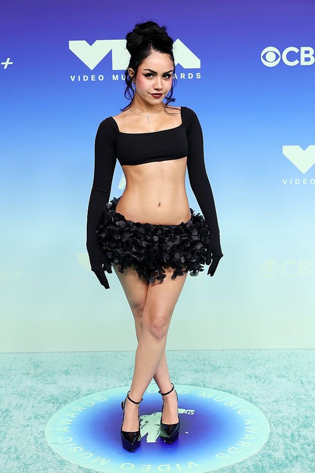 Vlogger Tara Yummy tampil dengan rok bertekstur yang sebenarnya menjadi daya tarik utama penampilannya. Namun, keseluruhan busananya dianggap terlalu kasual untuk acara sebesar VMA, meski riasan wajahnya justru mendapat banyak perhatian. Foto: Getty Images/Frazer Harrison