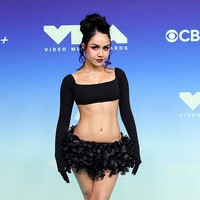 Vlogger Tara Yummy tampil dengan rok bertekstur yang sebenarnya menjadi daya tarik utama penampilannya. Namun, keseluruhan busananya dianggap terlalu kasual untuk acara sebesar VMA, meski riasan wajahnya justru mendapat banyak perhatian. Foto: Getty Images/Frazer Harrison