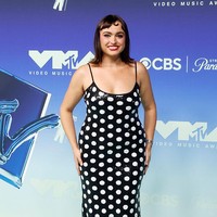 TikTokers Coco Mocoe tampil dengan busana bermotif polkadot yang memberikan kesan playful dan mengingatkan pada gaya Olivia Dean. Meski motifnya menarik, penampilannya dinilai bisa lebih menonjol dengan tambahan material sheer atau detail seperti pita untuk memberikan struktur berbeda pada siluet gaun. Foto: FilmMagic/Taylor Hill