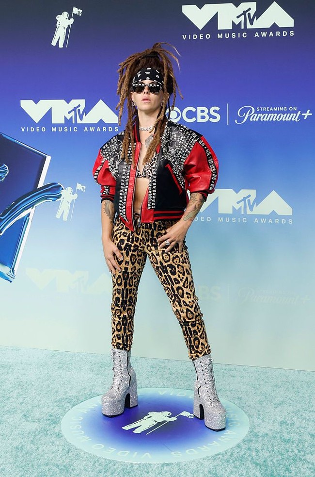 Jessica Golich tampil dengan kombinasi busana yang cukup ramai, dengan animal print sebagai salah satu elemen utamanya. Jaket yang dikenakannya dinilai membuat penampilan terasa semakin penuh, sehingga outer yang lebih sederhana atau atasan sheer bisa menjadi pilihan yang lebih menonjolkan motif tersebut. Foto: FilmMagic/Taylor Hill