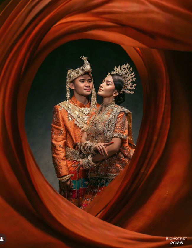 Fotografer Rio Motret bagikan foto-foto prewedding Asnawi Mangkualam dengan Yuriska Patricia. Kenakan busana adat Makassar, keduanya tampil memukau dengan nuansa oranye. Foto: Instagram/@riomotret