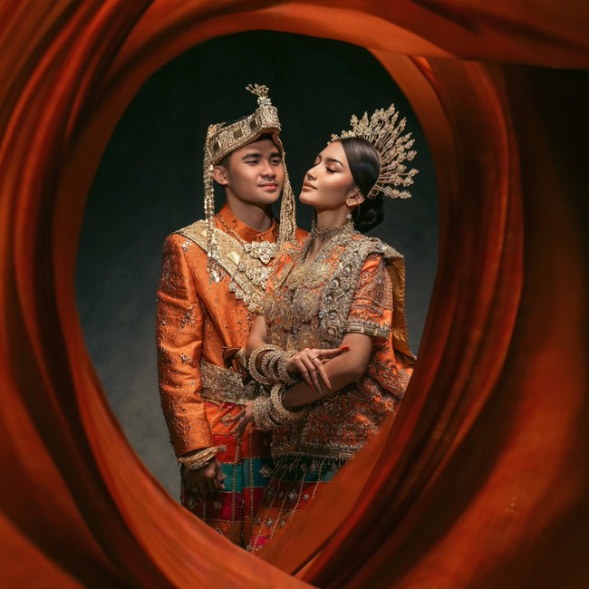Potret Prewedding Asnawi Mangkualam & Yuriska Patricia, Serasi Berbusana Adat