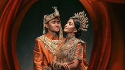 Potret Prewedding Asnawi Mangkualam & Yuriska Patricia, Serasi Berbusana Adat