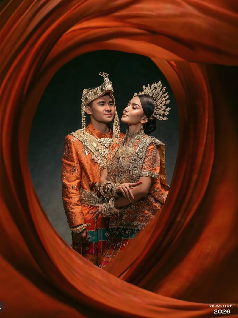 Potret Prewedding Asnawi Mangkualam & Yuriska Patricia, Serasi Berbusana Adat