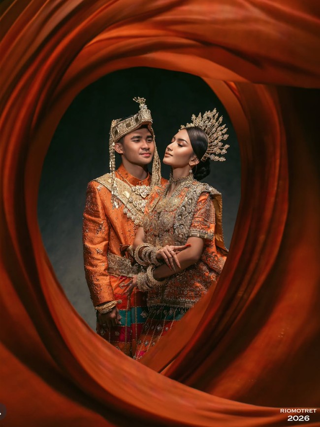 Potret Prewedding Asnawi Mangkualam & Yuriska Patricia, Serasi Berbusana Adat