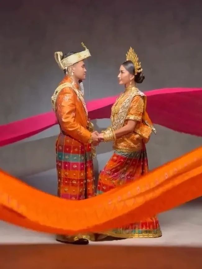 Untuk busana, Asnawi dan Yuriska mempercayakan pada Sanggar Tamalate Jakarta. Sementara untuk riasan wajah, Yuriska dibantu oleh Red Berry Makeup. Foto: Instagram/@riomotret