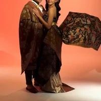 Pada tampilan kedua, Asnawi dan Yuriska tampil tak kalah memukau dalam balutan kain songket. Asnawi memadukan atasan lengan panjang putih polos dengan kain selempang songket. Foto: Instagram/@riomotret