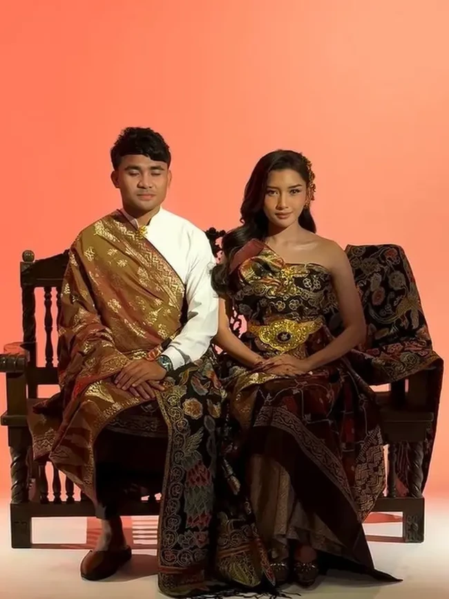 Penampilan Yuriska tak kalah anggun dengan rambut panjang yang dibiarkan terurai rapi dengan model curly. Ia juga menambahkan hair piece yang membuat penampilannya makin feminin. Foto: Instagram/@riomotret