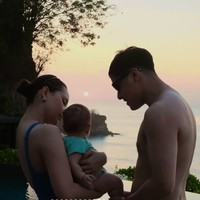 Foto-foto unggahan terbaru memperlihatkan Al dan Alyssa yang sedang berlibur bersama putri kecil mereka. Dari foto-foto tersebut terlihat baby Soleil memiliki tubuh gempal dan menggemaskan. Foto: Instagram/@alyssadaguise/@alghazali7