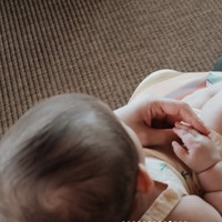 Memiliki kulit putih, penampilan baby Soleil pun kerap jadi sorotan. Baru-baru ini baby Soleil kembali jadi perbincangan usai wajahnya tak sengaja terlihat di dalam unggahan sang nenek, Maia Estianty. Foto: Instagram/@alyssadaguise/@alghazali7