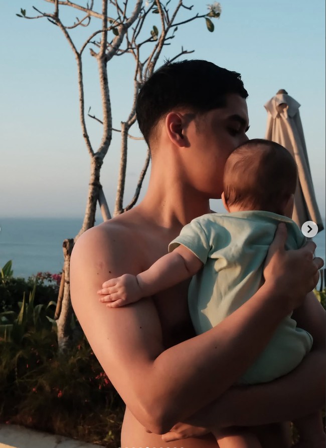Al Ghazali dan Alyssa kerap membagikan foto-foto anak mereka dari belakang atau dari samping, yang tak memperlihatkan bagian wajahnya. Foto: Instagram/@alyssadaguise/@alghazali7