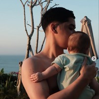 Al Ghazali dan Alyssa kerap membagikan foto-foto anak mereka dari belakang atau dari samping, yang tak memperlihatkan bagian wajahnya. Foto: Instagram/@alyssadaguise/@alghazali7