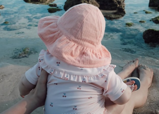 Difoto dari belakang, baby Soleil tampak menggemaskan dengan outfit bernuansa pink. Diketahui saat ini baby Soleil berusia 4 bulan. Foto: Instagram/@alyssadaguise/@alghazali7