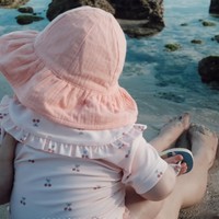 Difoto dari belakang, baby Soleil tampak menggemaskan dengan outfit bernuansa pink. Diketahui saat ini baby Soleil berusia 4 bulan. Foto: Instagram/@alyssadaguise/@alghazali7