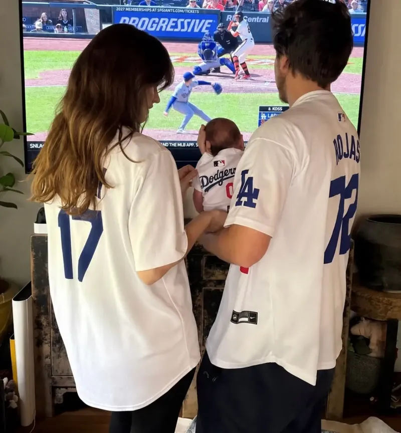 Barbara Palvin dan Dylan Sprouse jadi orang tua baru.