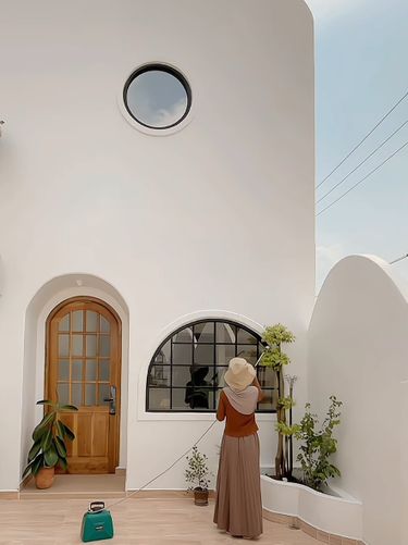 Berdiri di lahan tak simetris, rumah 114 m² ini memadukan konsep Japandi Mediterania. Fasad unik serta interior hemat tempatnya bikin suasana kian nyaman. Berdiri di lahan tak simetris, rumah 114 m² ini memadukan konsep Japandi Mediterania. Fasad unik serta interior hemat tempatnya bikin suasana kian nyaman.