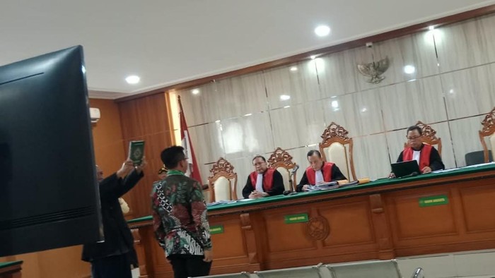 Bupati Bandung Dadang Supriatna saat jadi saksi kasus korupsi PT BDS