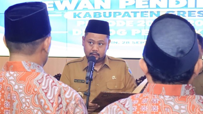 Bupati Gresik Fandi Akhmad Yani saat,melantik anggota dewan pendidikan Gresik.