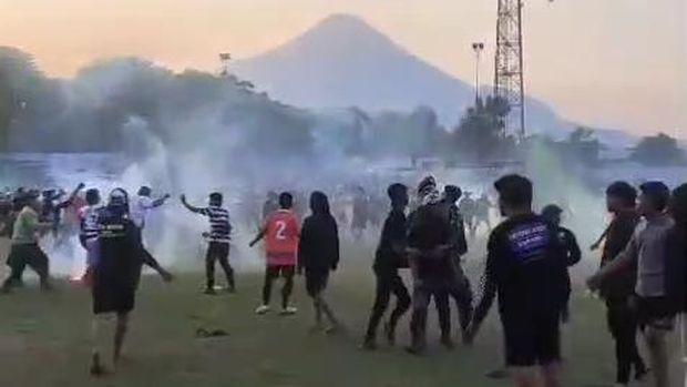 Bupati Pasuruan Cup Kerusuhan dan penjarahan besi warnai final turnamen sepakbola Bupati Cup di Pandaanm, Pasuruan
