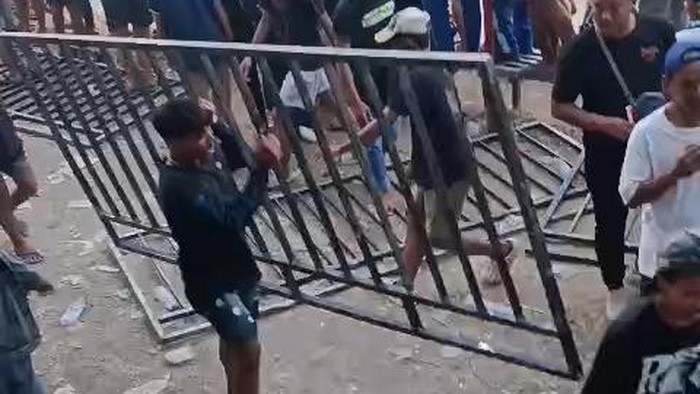 Kerusuhan dan penjarahan besi warnai final turnamen sepakbola Bupati Cup di Pandaanm, Pasuruan