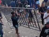 Kerusuhan dan Penjarahan Besi Lapangan Warnai Final Bupati Cup di Pasuruan