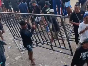 Kerusuhan dan Penjarahan Besi Lapangan Warnai Final Bupati Cup di Pasuruan