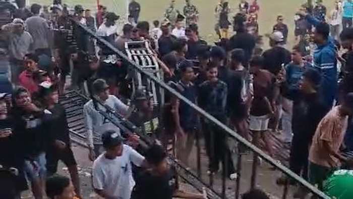 Kerusuhan dan penjarahan besi warnai final turnamen sepakbola Bupati Cup di Pandaanm, Pasuruan