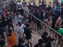 Video: Final Bupati Cup Pasuruan Ricuh, Massa Jarah Pagar Lapangan