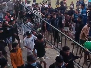 Final Bupati Pasuruan Cup Rusuh, Besi Pembatas Lapangan Dijarah
