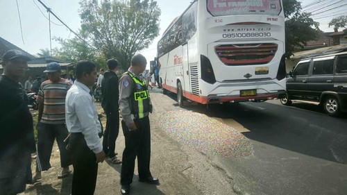 Bus M-Trans lindas pemotor di Jalan Raya Denpasar-Gilimanuk tepatnya di KM 100-101, Banjar Banyubiru, Desa Banyubiru, Kecamatan Negara, Kabupaten Jembrana, Selasa (29/9/2026).  Dok Polres Jembrana