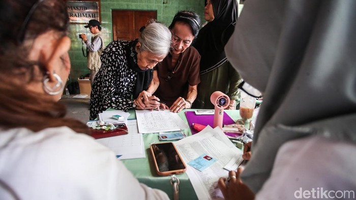Warga lanjut usia mengikuti Cek Kesehatan Gratis (CKG) yang terintegrasi dengan skrining tuberkulosis (TBC) di RW 001, Kelurahan Gambir, Jakarta Pusat, Selasa (29/9/2026).
