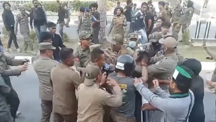 Demo di Kantor Gubernur Sultra diwarnai kericuhan.