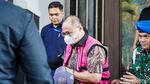 Diborgol! Eks Kepala BGN Dadan Hindayana Cs Digiring ke Mobil Tahanan