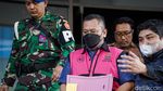 Diborgol! Eks Kepala BGN Dadan Hindayana Cs Digiring ke Mobil Tahanan