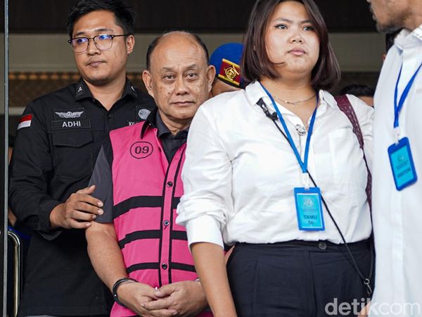 Diborgol! Eks Kepala BGN Dadan Hindayana Cs Digiring ke Mobil Tahanan