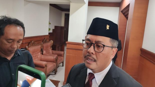Dirut Perumda Pasar Sewakadarma, I Wayan Suadi Putra, saat ditemui di DPRD Denpasar, Selasa (29/9/2026). (Ahmad Firizqi Irwan/detikBali) Dirut Perumda Pasar Sewakadarma, I Wayan Suadi Putra, saat ditemui di DPRD Denpasar, Selasa (29/9/2026). (Ahmad Firizqi Irwan/detikBali)
