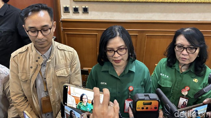 Dirut RSUD dr Soetomo Prof Cita Rosita Sigit Prakoeswa (tengah).