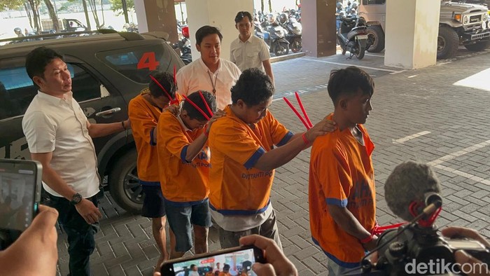 Empat pelaku curanmor digelandang Unit IV Subdit III Jatanras di Gedung Ditreskrimum Polda Jatim