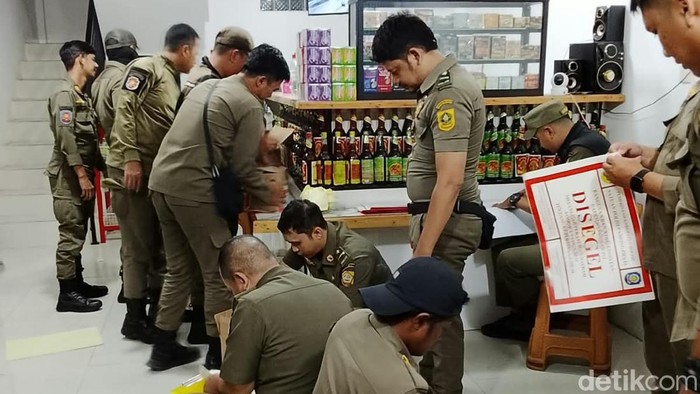Empat toko di kawasan Terminal Cibinong menjadi sasaran penertiban Satpol PP Kabupaten Bogor, Senin (28/9/2026) malam