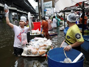 Video: Gak Habis Pikir! Jalanan Bangkok yang Kebanjiran Berubah Jadi Pasar Apung
