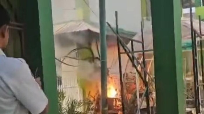 Gardu listrik PLN di MAN 2 Makassar terbakar diduga akibat korsleting.