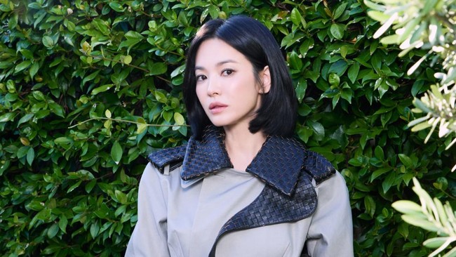 Song Hye Kyo resmi memulai debutnya sebagai global ambassador Bottega Veneta di Milan Fashion Week 2026. Foto: dok. Instagram @kyo1122