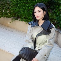 Song Hye Kyo pun mengungkapkan perasaannya ditunjuk sebagai global ambassador Bottega Veneta. Ia mengaku “menantikan perjalanan baru yang akan  diciptakan bersama Bottega Veneta. Foto: dok. Instagram @kyo1122