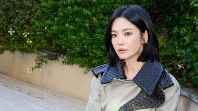 Song Hye Kyo pun mengungkapkan perasaannya ditunjuk sebagai global ambassador Bottega Veneta. Ia mengaku “menantikan perjalanan baru yang akan  diciptakan bersama Bottega Veneta. Foto: dok. Instagram @kyo1122